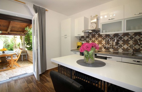 Mali Maj Apartment | Dog-friendly flat just 250 metres from the beach with Mediterranean garden
