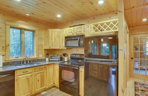 Greenwood Cabin | Dog-Friendly Greenwood Cabin < 1 Mi to Mt Abram!