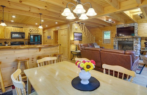 Greenwood Cabin | Dog-Friendly Greenwood Cabin < 1 Mi to Mt Abram!