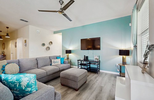 Bridgeford Crossings House | Dog-friendly ground-floor home in gated community w/lake views & enclosed patio