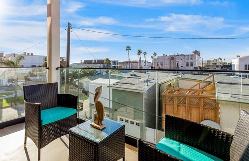 Sunset Beach House | Dog-friendly home with great rooftop terrace & sunset views - steps to the beach