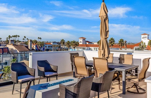 Sunset Beach House | Dog-friendly home with great rooftop terrace & sunset views - steps to the beach