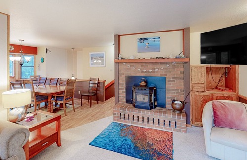Port Orford House | Dog-friendly home with deck & pellet stove - half a mile to the beach