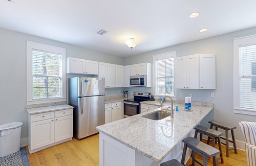 Port St. Joe Cottage | Dog-friendly home with hot tub - beach access one mile away