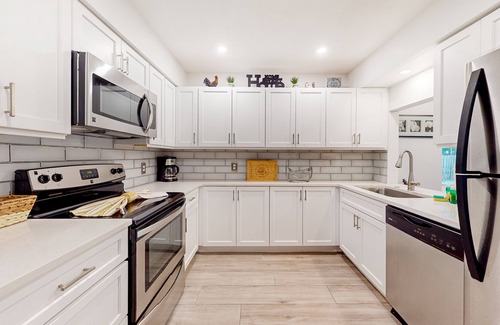 West Bradenton House | Dog-friendly home with private pool, patio, firepit, beach gear, AC, & W/D