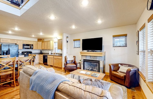 Dover House | Dog-friendly home with patio, grill, fireplace, streaming, washer/dryer & AC