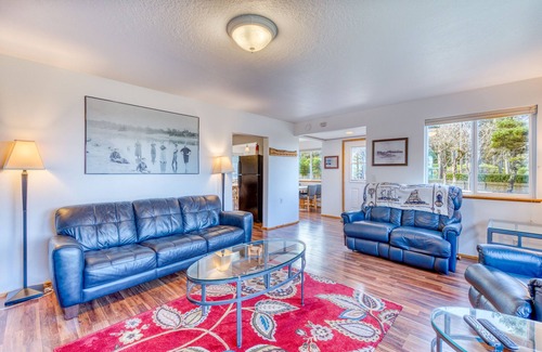 Coos Bay House | Dog-Friendly Home with Wood-Burning Fireplace and Ocean Views - Near the beach
