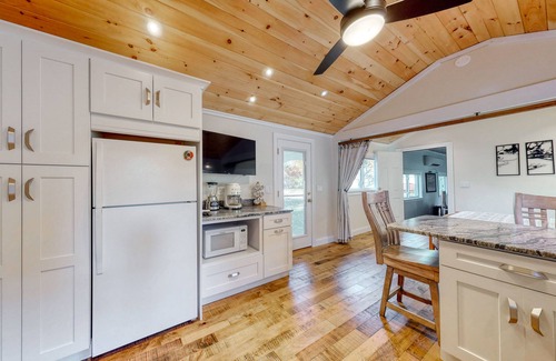 Ogunquit Cottage | Dog-friendly home with kitchenette - walk to the beach & dining