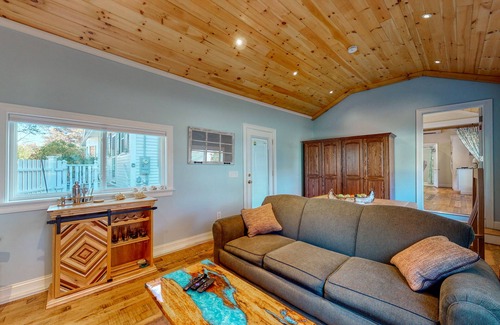 Ogunquit Cottage | Dog-friendly home with kitchenette - walk to the beach & dining
