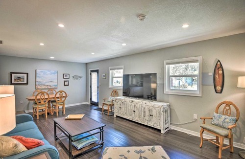 Harbor Oaks Bay Shore House | Dog-Friendly Home with Gas Grill - Walk to Rose Bay!