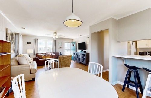Surf City House | Dog-friendly house with enclosed yard, deck, grill, central AC & washer/dryer