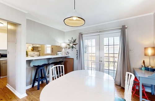 Surf City House | Dog-friendly house with enclosed yard, deck, grill, central AC & washer/dryer