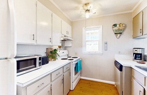 Surf City House | Dog-friendly house with enclosed yard, deck, grill, central AC & washer/dryer