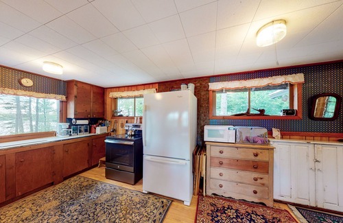 Northeast Somerset Cabin | Dog-Friendly Lakefront Cabin w/a Full Kitchen, Firepit, & Gas Grill