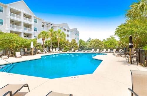Charleston Condo | Dog-friendly monthly rental with pool, AC, ideal for remote work & travel nurse