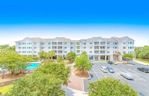 Charleston Condo | Dog-friendly monthly rental with pool, AC, ideal for remote work & travel nurse