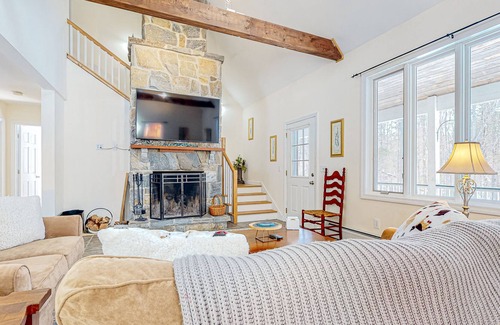 Cavendish House | Dog-friendly mountain-view home with private 7-person hot tub, fireplace, & deck