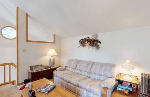 Arnold Cabin | Dog-friendly mountain cabin with gas fireplace near skiing