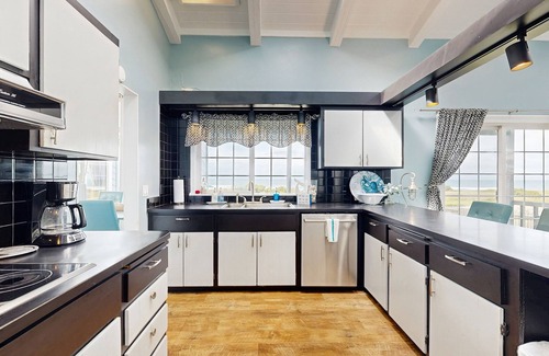 Fort Bragg House | Dog-friendly oceanfront home w/beach access, private hot tub & firepit