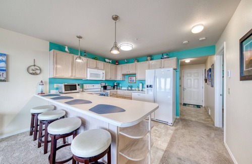 Long Beach Condo | Dog-friendly oceanfront condo with electric fireplace - walk to the beach