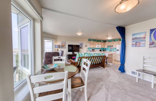 Long Beach Condo | Dog-friendly oceanfront condo with electric fireplace - walk to the beach