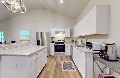 Clayton Cottage | Dog friendly private mountain cottage with large outdoor deck