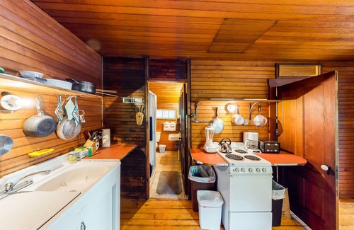 Charlotte Cottage | Dog-friendly retreat with porch, kayaks, & amazing views - right on the water