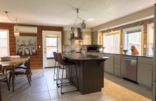 Sisters Cabin | Dog-Friendly Retreat w/Hot Tub & Forest Access