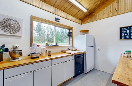 Northport Cabin | Dog-friendly secluded cabin with outdoor dining, grill, hammock, games, & W/D
