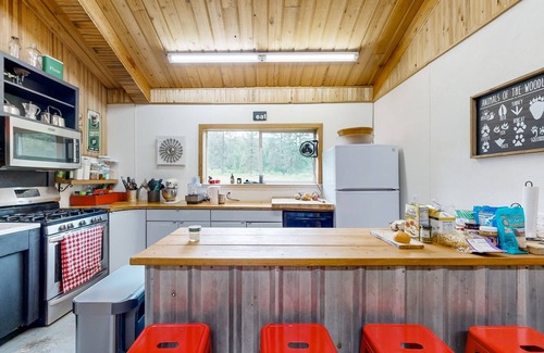 Northport Cabin | Dog-friendly secluded cabin with outdoor dining, grill, hammock, games, & W/D