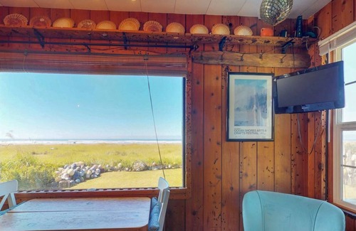 Moclips Apartment | Dog-friendly waterfront studio cottage with private beach access