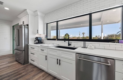 Sanibel House | Dog friendly (with owner approval) 5 bedroom/3 bath home in East Rocks.