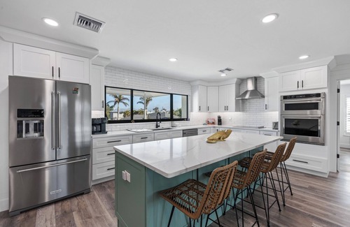 Sanibel House | Dog friendly (with owner approval) 5 bedroom/3 bath home in East Rocks.