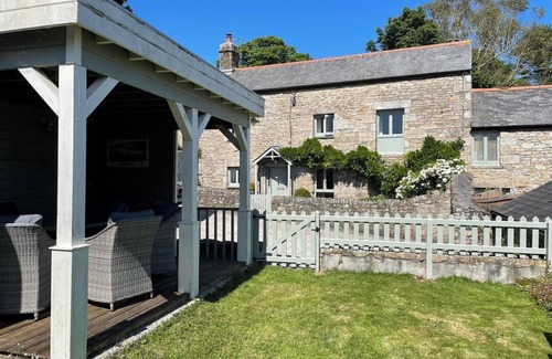 Helford Passage Cottage | Dog Friendly with parking, EV charger and a living/cinema room with log burner