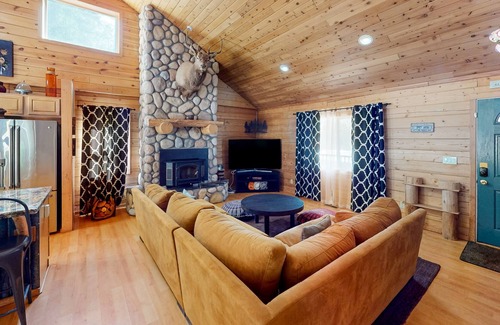 Forest Meadows House | Dog-friendly woodland cabin with fireplace, 2 decks & great location