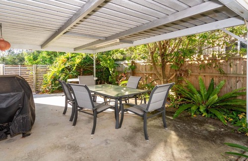 Beachmere House | Dog Lovers Retreat - Beachmere