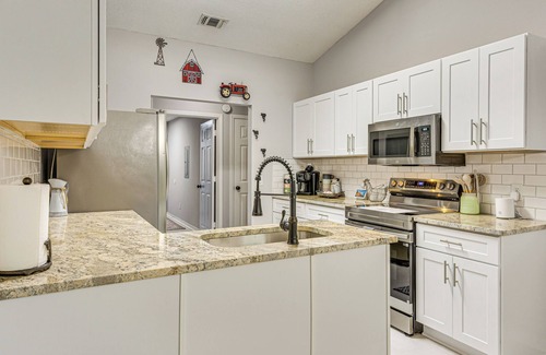 Gulf Breeze House | Dogs Welcome, 1 Mi to Zoo: Gulf Breeze Retreat!