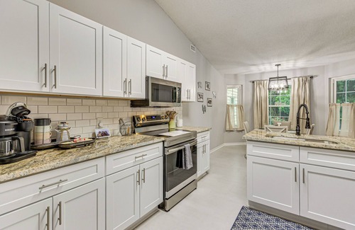 Gulf Breeze House | Dogs Welcome, 1 Mi to Zoo: Gulf Breeze Retreat!