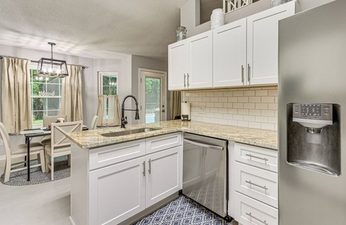 Gulf Breeze House | Dogs Welcome, 1 Mi to Zoo: Gulf Breeze Retreat!