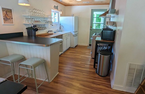 Geneva-on-the-Lake House | Dogwood Cottage: Short walk to the Strip, 2 Full Baths, A/C, WIFI, Private Yard