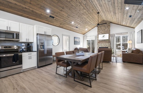 Branson Cabin | Dogwood Flats 🌲 Fire Pit 🔥 Hot Tub 💦 Lake Taneycomo Access