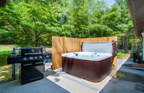Kodak House | Dogwood Vista - Hot Tub, Firepit, & Volleyball!