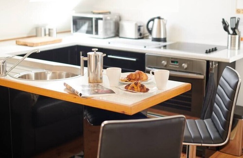 Llanybri Apartment | Dolau Taf Annexe , Delightful & Modern Annexe - 10 Mins From Beach
