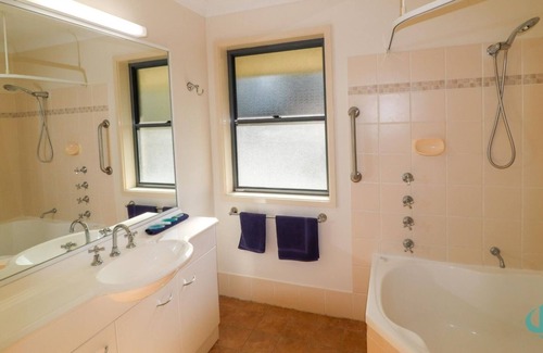 Cams Wharf Apartment | Dollarbird TreeTops Townhouse at Raffertys Resort