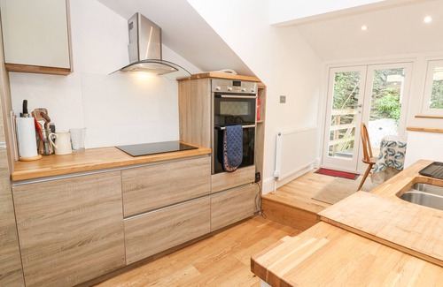 Flushing Cottage | DOLPHIN COTTAGE, pet friendly, country holiday cottage in Flushing