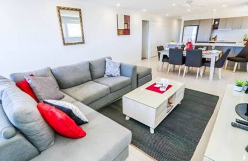 Agnes Water Apartment | Dolphin Court - 4 BR Apt w/Pool - 5 min to Beach