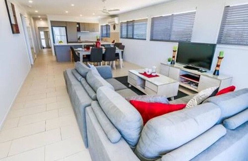 Agnes Water Apartment | Dolphin Court - 4 BR Apt w/Pool - 5 min to Beach