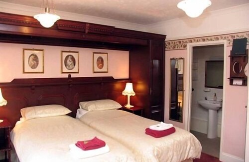 Looe House | Dolphin Guest House