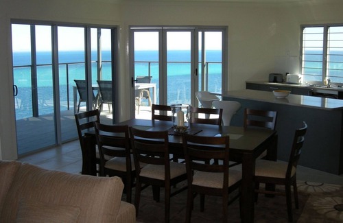 Brisbane Waterfront Apartment | Dolphin view Apartments