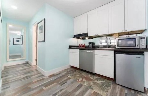 Ruskin Condo | DOLPHINS🐬, BEACH step away, WIFI, FREE PARKING, POOLS, HOT TUB, POOL VIEW #509